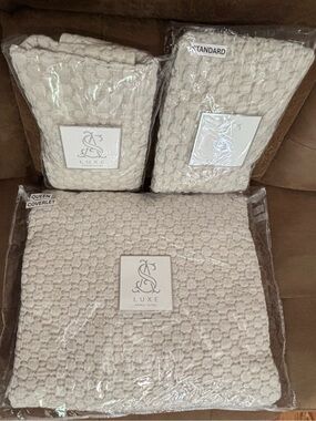 Annie Selke Lodi Luxe Matelasse Coverlet Queen & 2 Standard Shams Set - Sand .
